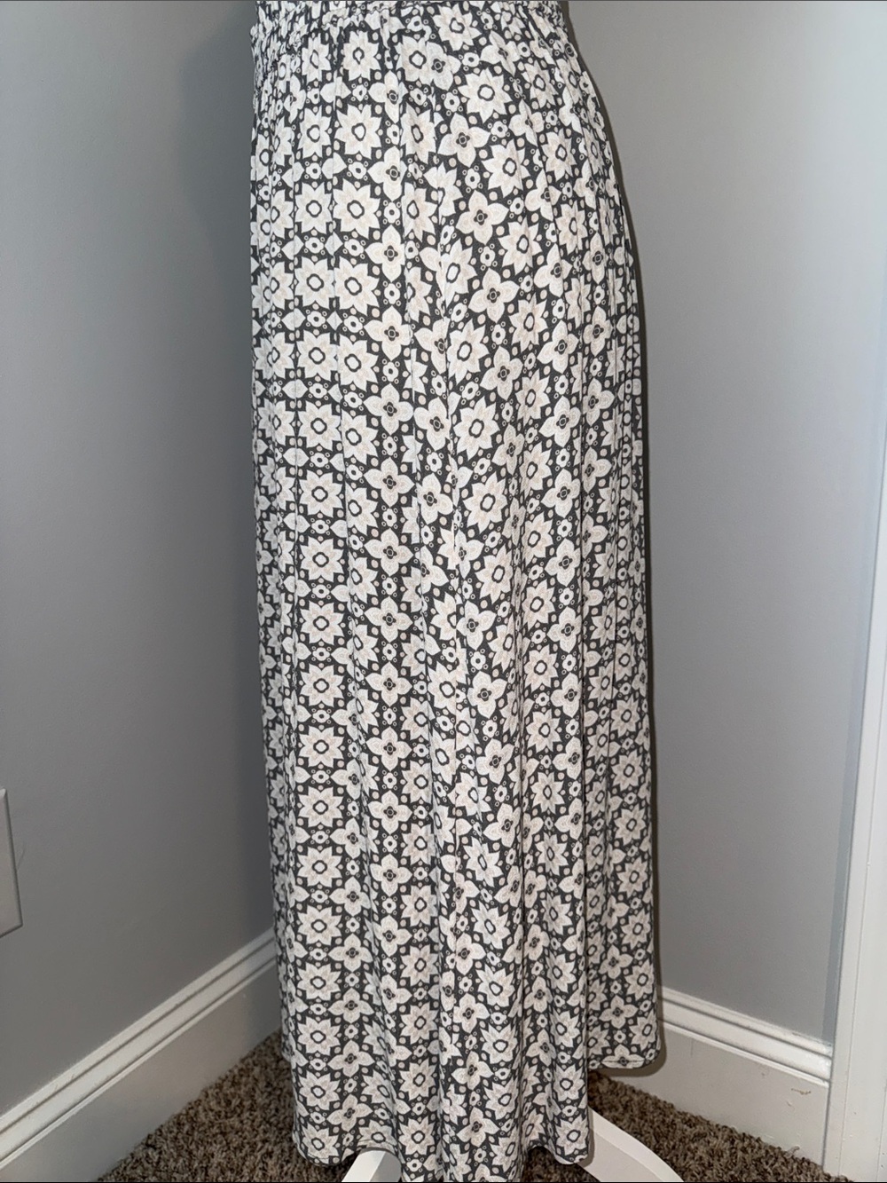 LOFT Gray and White Floral Pattern Maxi Skirt - Picture 3 of 4